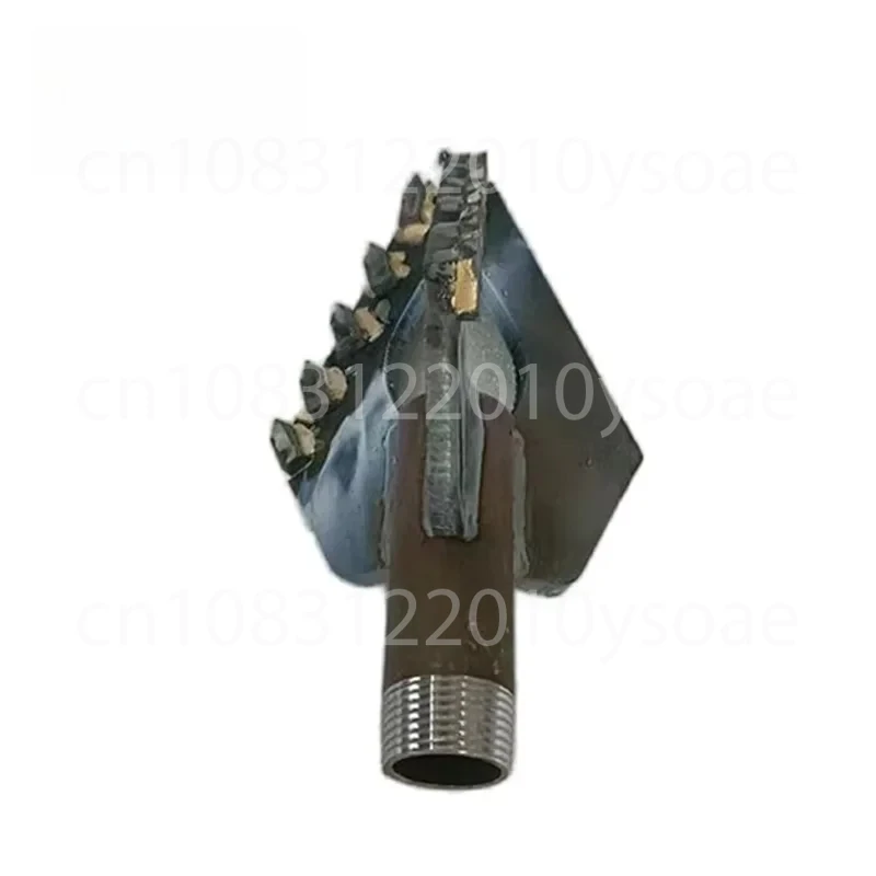 Небольшая буровая установка для водяных скважин, трехкрылое сверло из сплава, слой песка для почвы, подходит для однодюймовой сверлильной трубы
Небольшая буровая установка для водяных скважин, трехкрылое сверло из сплава, слой песка для почвы, подходит для однодюймовой сверлильной трубы