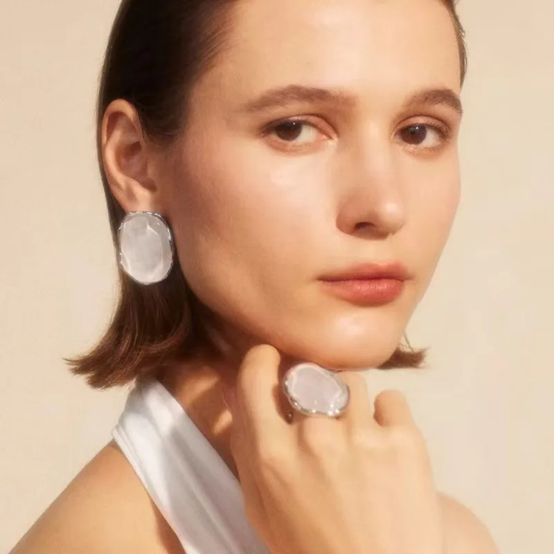 Light Luxury High Sense Of Exaggeration Simple Personality All matching Earrings Ring Set Hot Sale Party Gift 2025 New Style
Light Luxury High Sense Of Exaggeration Simple Personality All matching Earrings Ring Set Hot Sale Party Gift 2025 New Style