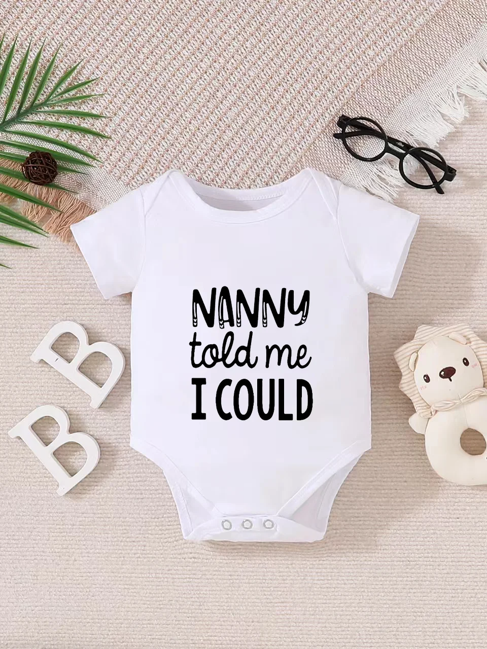 Playful letter-printed baby short-sleeve triangle bodysuit. Button closure for easy dressing, machine washable
Playful letter-printed baby short-sleeve triangle bodysuit. Button closure for easy dressing, machine washable