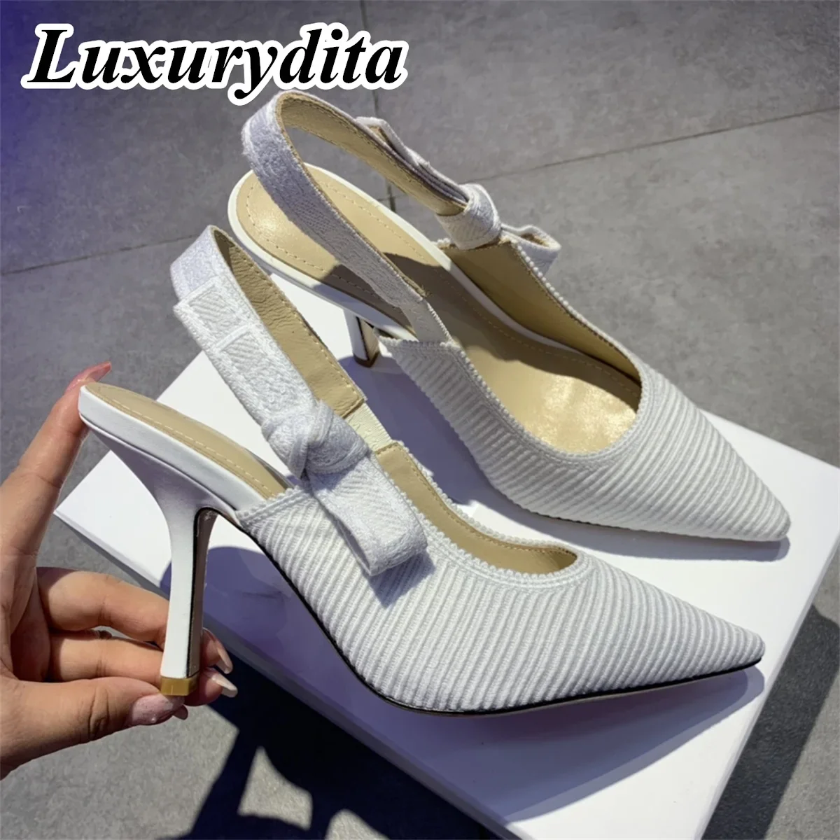 Top Quality Luxury Womens Sandal Casual Lace Flat Fashion Embroidered Muller Shoes Designer Silk Leather Soled High Heel
Top Quality Luxury Womens Sandal Casual Lace Flat Fashion Embroidered Muller Shoes Designer Silk Leather Soled High Heel