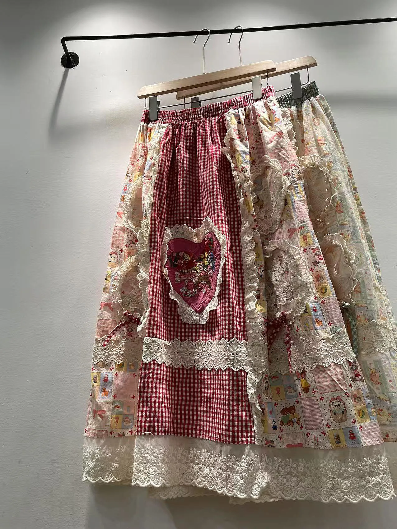 Summer 2025 Women's Loose Midi Skirt Embroidered Lace Trim Plaid Patchwork High Waist Cotton A-Line Skirt for Young Women
Summer 2025 Women's Loose Midi Skirt Embroidered Lace Trim Plaid Patchwork High Waist Cotton A-Line Skirt for Young Women