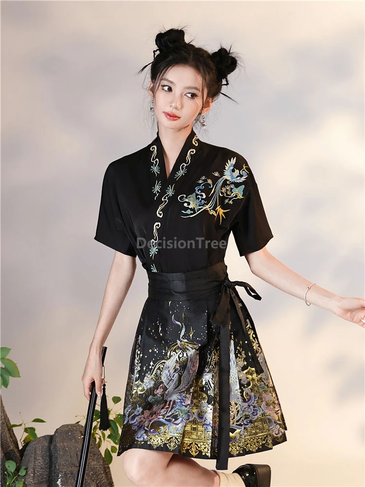 2025 chinese ming style improved daily hanfu crossed collar embroideried top gorgeous exquisite weaving gold horse face skirt
2025 chinese ming style improved daily hanfu crossed collar embroideried top gorgeous exquisite weaving gold horse face skirt