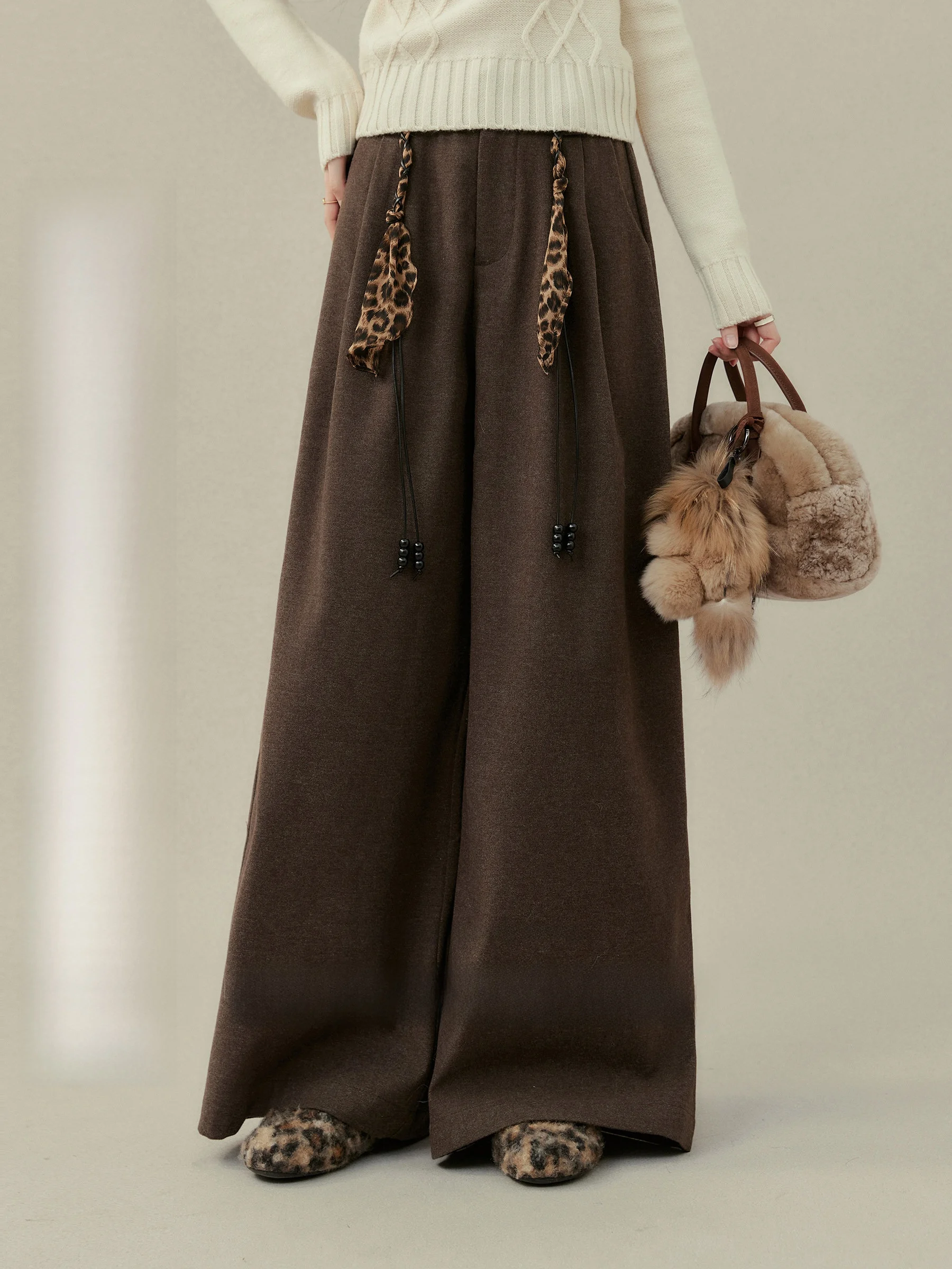 Женские повседневные брюки с высокой талией и широкими штанинами, осенне-зимние, свободного кроя, для полных и слегка полных женщин, кофейного цвета
Женские повседневные брюки с высокой талией и широкими штанинами, осенне-зимние, свободного кроя, для полных и слегка полных женщин, кофейного цвета