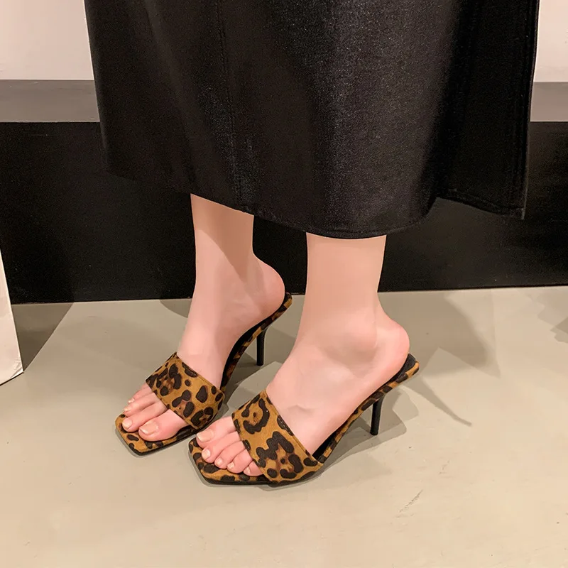 Summer One-piece Leopard Print High-Heeled Sandals Lightweight Fashionable 9cm Thin Heel for Outdoor Wear
Summer One-piece Leopard Print High-Heeled Sandals Lightweight Fashionable 9cm Thin Heel for Outdoor Wear