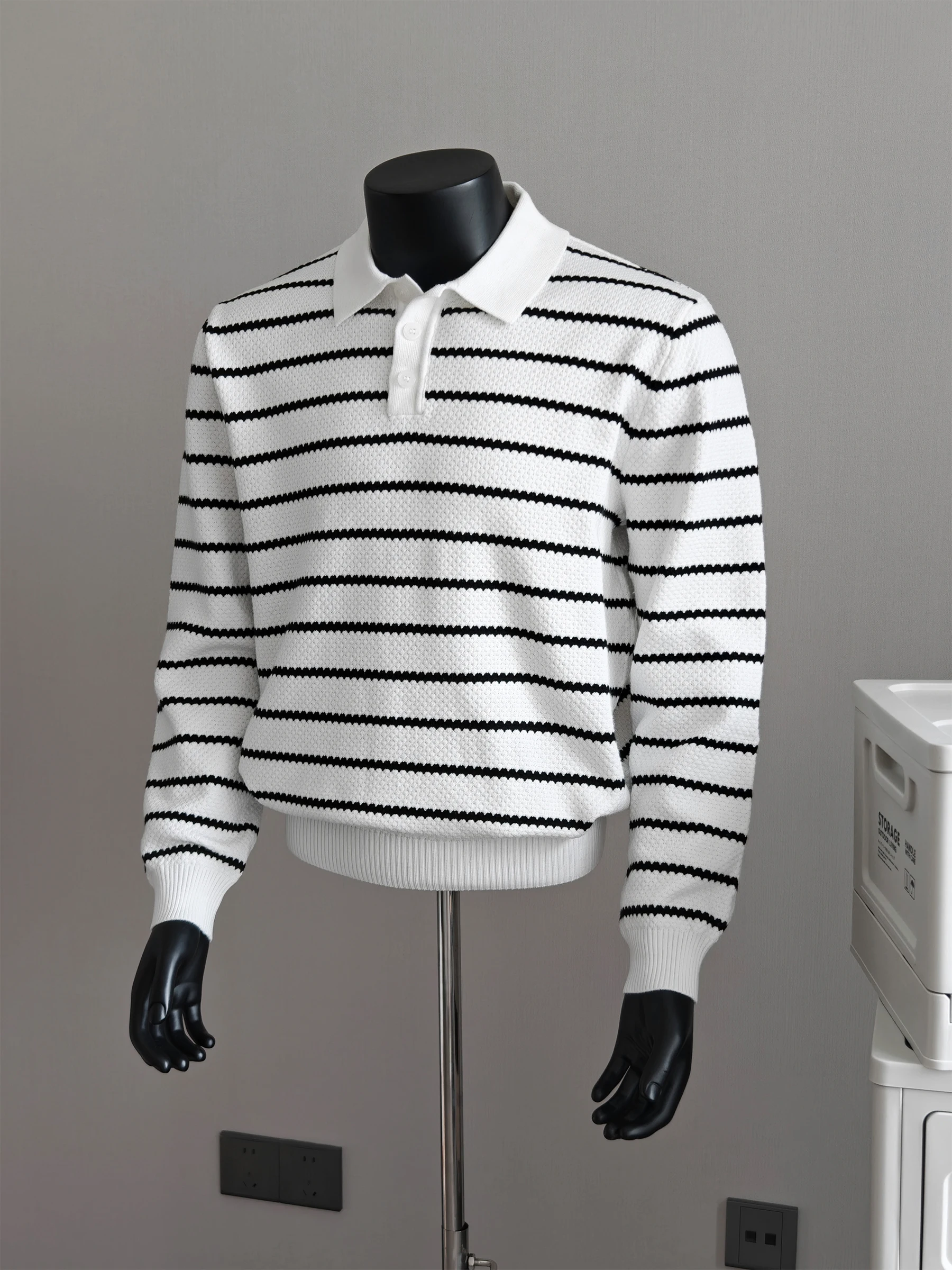 Мужской трикотаж в ретро-полоску для осени: стильный, легкий, элегантный, для повседневной носки и как базовый слой.
Мужской трикотаж в ретро-полоску для осени: стильный, легкий, элегантный, для повседневной носки и как базовый слой.