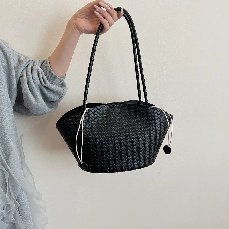 New woven bucket bag, large capacity mother-and-child bag, simple and versatile handbag, shoulder and underarm bag
New woven bucket bag, large capacity mother-and-child bag, simple and versatile handbag, shoulder and underarm bag