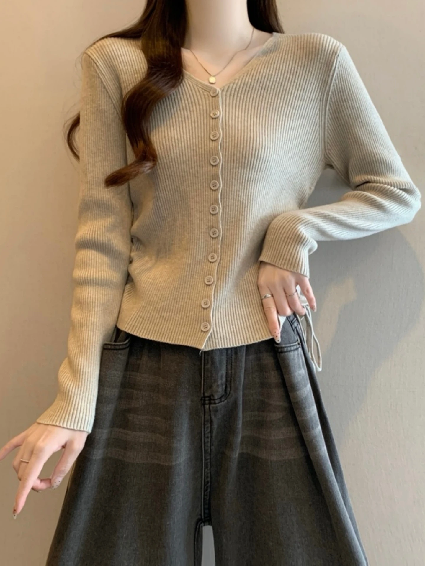 V-Neck Knitted Short Cardigan Sweater Women's Spring Autumn plus Size Slimming Design Drawstring Korean Style Long Sleeve
V-Neck Knitted Short Cardigan Sweater Women's Spring Autumn plus Size Slimming Design Drawstring Korean Style Long Sleeve