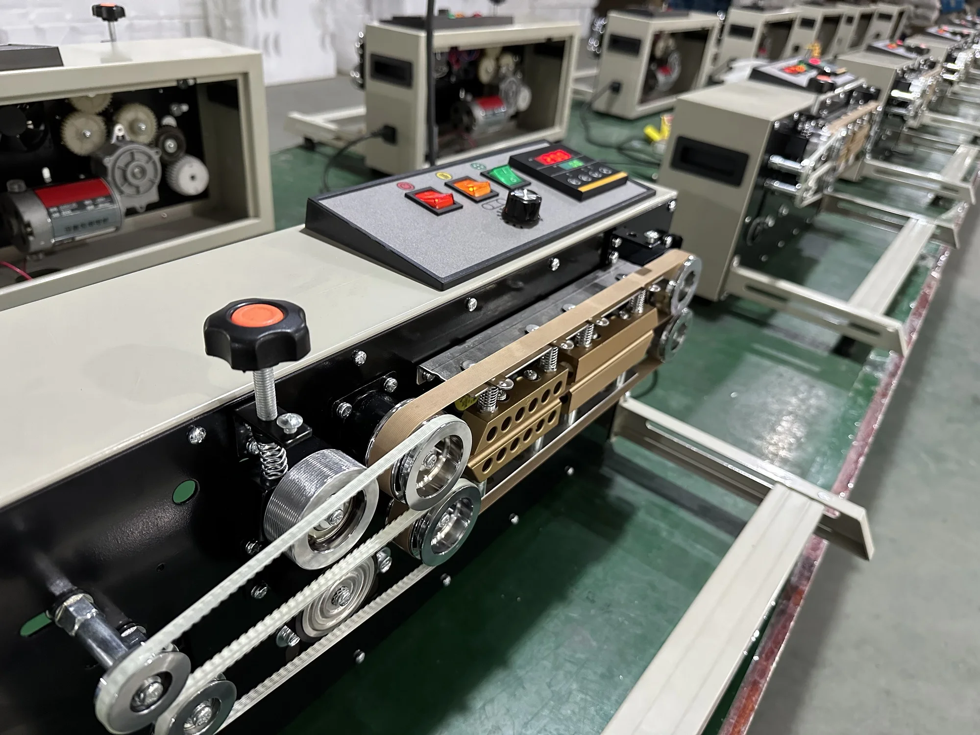 Stainless Steel FR-1200V Continuous Vertical Sealing Machine Solid Roller Printing Belt Hot Large Bag Sealing Machine
Stainless Steel FR-1200V Continuous Vertical Sealing Machine Solid Roller Printing Belt Hot Large Bag Sealing Machine