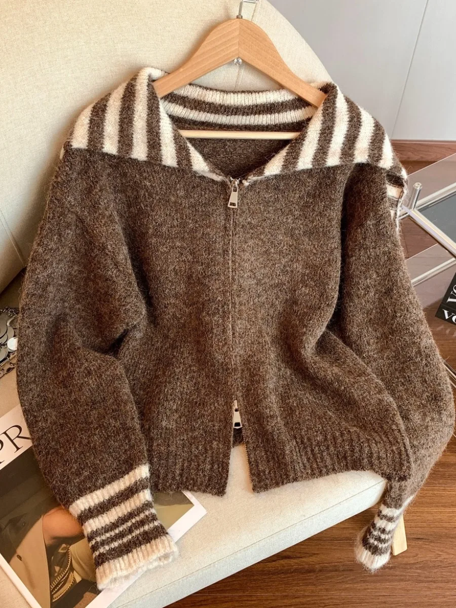 Вязаный свитер с темно-синим воротником, пальто, женский осенне-зимний новый ленивый топ маленького размера, кардиган с рисунком Self-Kee
Вязаный свитер с темно-синим воротником, пальто, женский осенне-зимний новый ленивый топ маленького размера, кардиган с рисунком Self-Kee