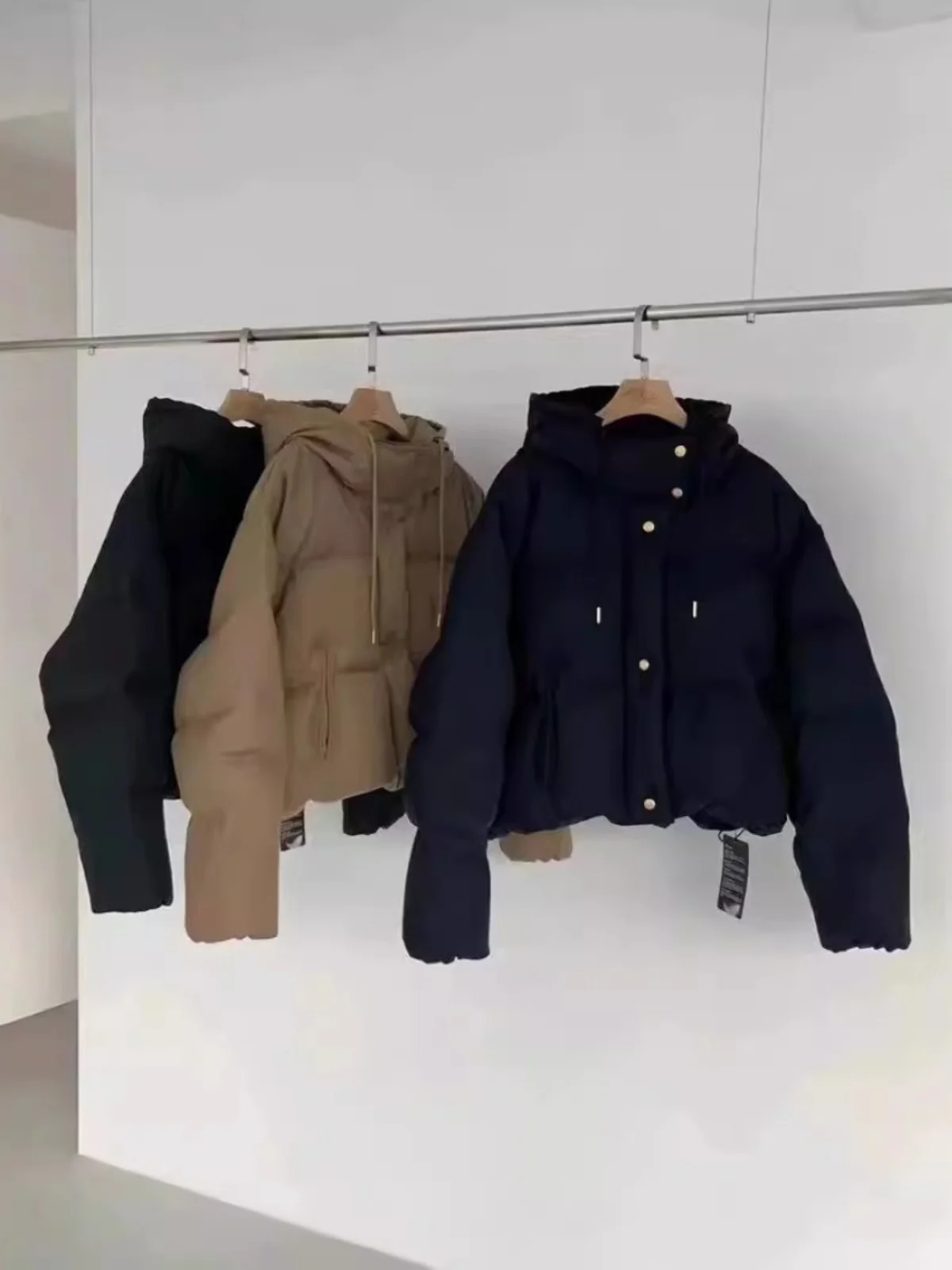 Женская зимняя короткая пуховая куртка с капюшоном, утепленная, маленького размера, бренд Tagkita, модная женская одежда
Женская зимняя короткая пуховая куртка с капюшоном, утепленная, маленького размера, бренд Tagkita, модная женская одежда