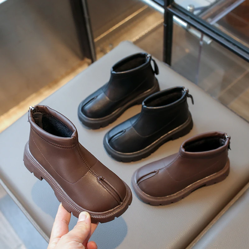 Зимняя детская обувь, ботинки для девочек, однотонные хлопковые ботинки для малышей, модные короткие универсальные детские повседневные ботильоны с круглым носком
Зимняя детская обувь, ботинки для девочек, однотонные хлопковые ботинки для малышей, модные короткие универсальные детские повседневные ботильоны с круглым носком