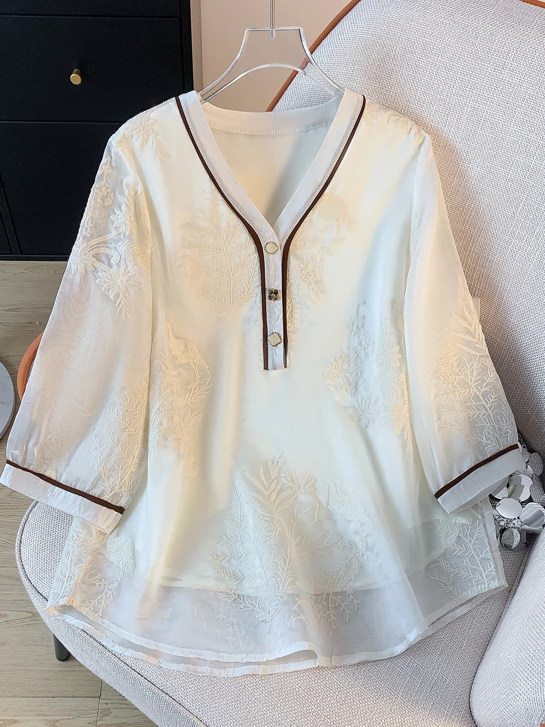 Artistic Embroidered Casual V-Neck Shirt for plus Size Women Summer New Style Top Brand Women's Fashion Clothing
Artistic Embroidered Casual V-Neck Shirt for plus Size Women Summer New Style Top Brand Women's Fashion Clothing