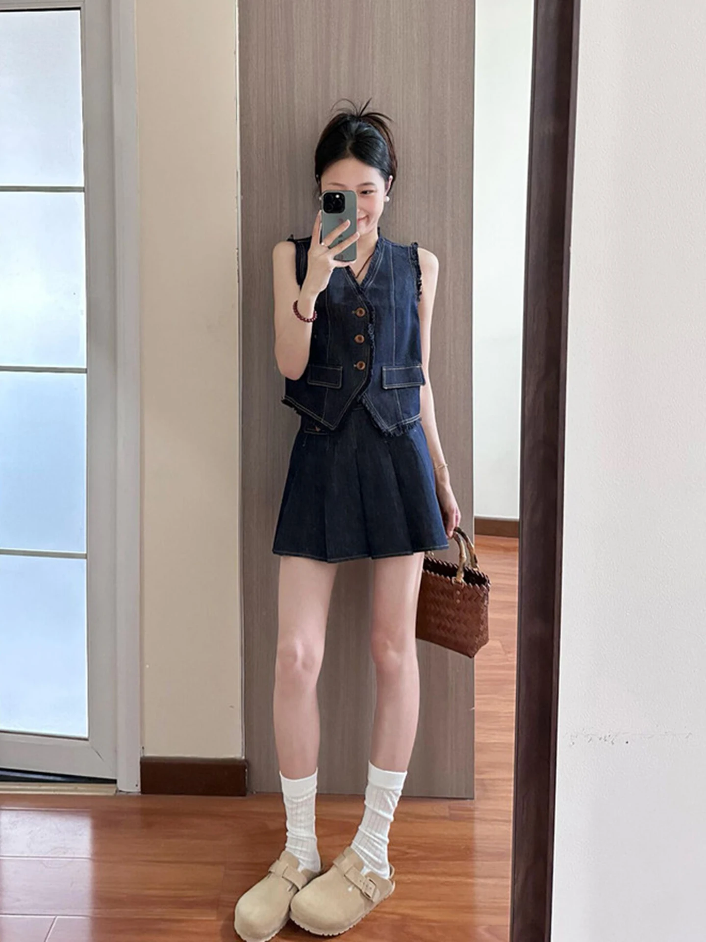 Premium Denim Blue Braid V-Neck Sleeveless Women's Jacket Skirt Summer Set High Waist Short Skirt Commute Style Casual Wear
Premium Denim Blue Braid V-Neck Sleeveless Women's Jacket Skirt Summer Set High Waist Short Skirt Commute Style Casual Wear