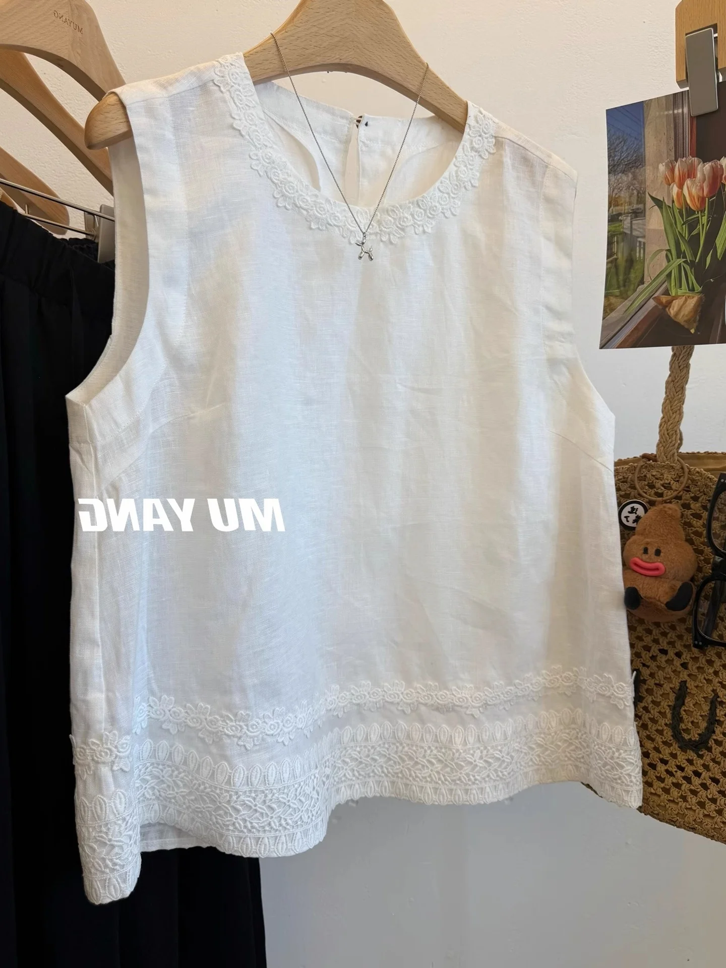 Summer Embroidered Lace Design round Neck Sleeveless Women's Shirt Simple Pure Color Trendy Vest High End Commute Korean Style
Summer Embroidered Lace Design round Neck Sleeveless Women's Shirt Simple Pure Color Trendy Vest High End Commute Korean Style