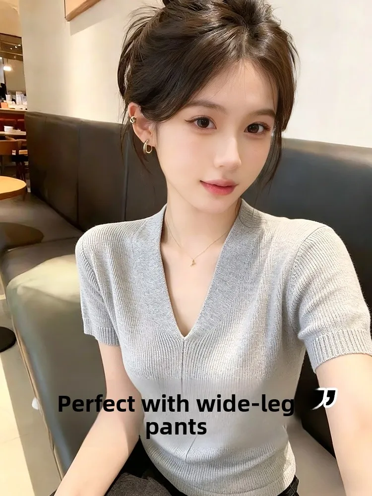 Korean Style V-Neck Knitted Short Sleeve T-Shirt Women Summer Outerwear Suit Casual Lightweight Breathable Fashionable Top
Korean Style V-Neck Knitted Short Sleeve T-Shirt Women Summer Outerwear Suit Casual Lightweight Breathable Fashionable Top