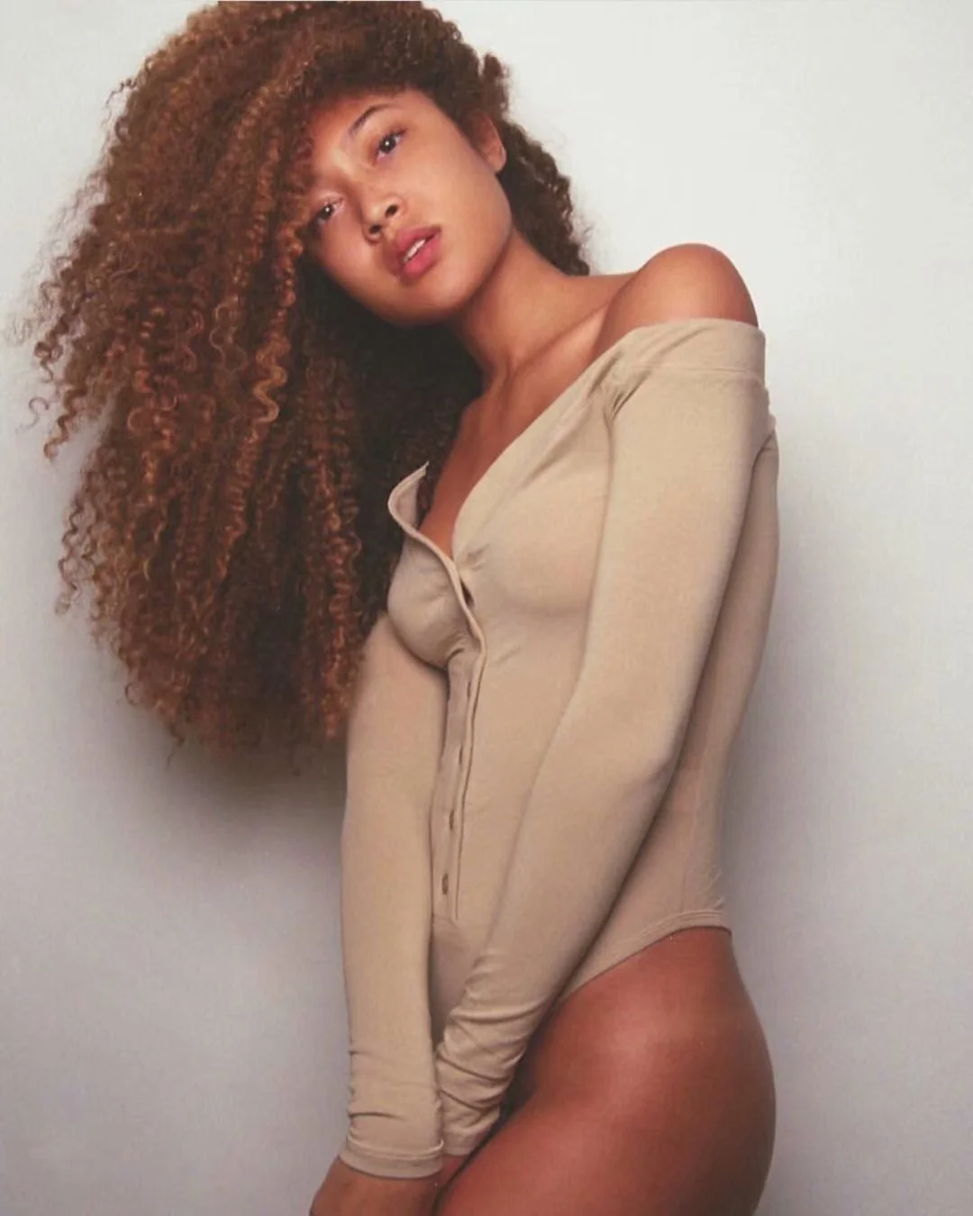 Модный женский костюм с открытыми плечами, облегающий, уличный стиль, со средней талией, из полиэстера, весенний, тонкий, стандартный крой
Модный женский костюм с открытыми плечами, облегающий, уличный стиль, со средней талией, из полиэстера, весенний, тонкий, стандартный крой