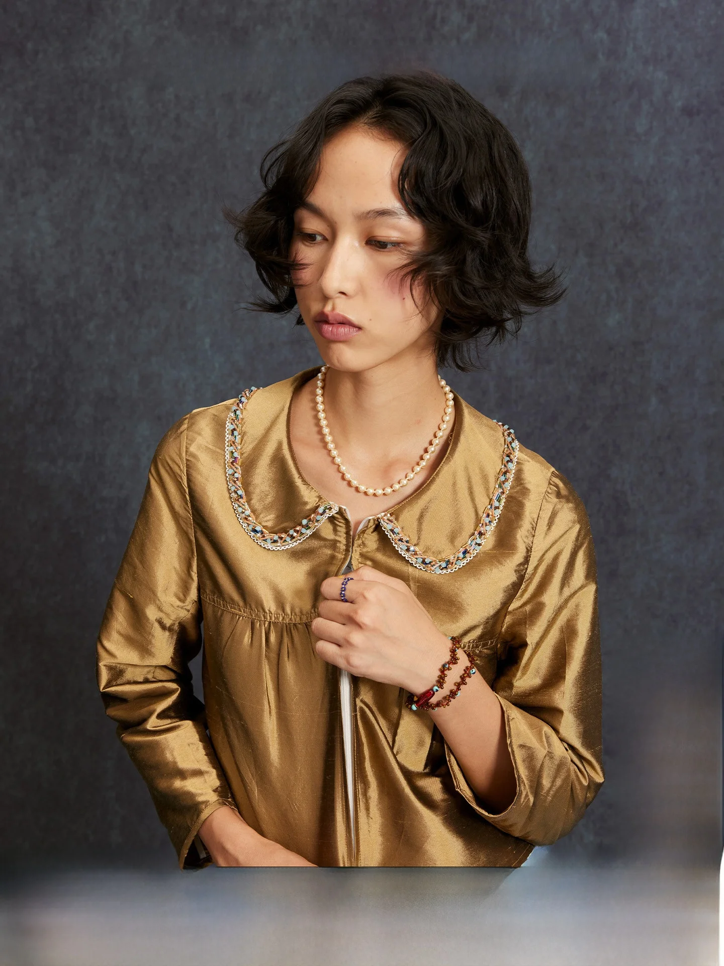 Gold Doll Collar Zipper Top Bead Chain Decoration Women's irt Spring New Sle Girl's Faion Long Sve Silk Blend Blouse
Gold Doll Collar Zipper Top Bead Chain Decoration Women's irt Spring New Sle Girl's Faion Long Sve Silk Blend Blouse