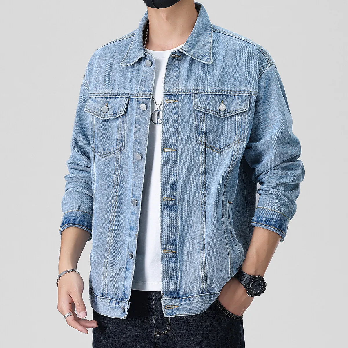 Новая синяя джинсовая куртка для мужчин, винтажные джинсовые пальто, уличная одежда, модные повседневные мужские джинсовые куртки, однотонные джинсовые пальто с отложным воротником 
Новая синяя джинсовая куртка для мужчин, винтажные джинсовые пальто, уличная одежда, модные повседневные мужские джинсовые куртки, однотонные джинсовые пальто с отложным воротником