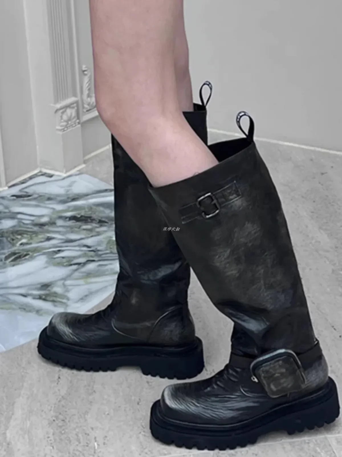 Platform Slip-On Straight Knight Boots Retro Square Toe Thick Heel Mid-Calf Botines Cool Leather Buckle Women Botas Femininas
Platform Slip-On Straight Knight Boots Retro Square Toe Thick Heel Mid-Calf Botines Cool Leather Buckle Women Botas Femininas