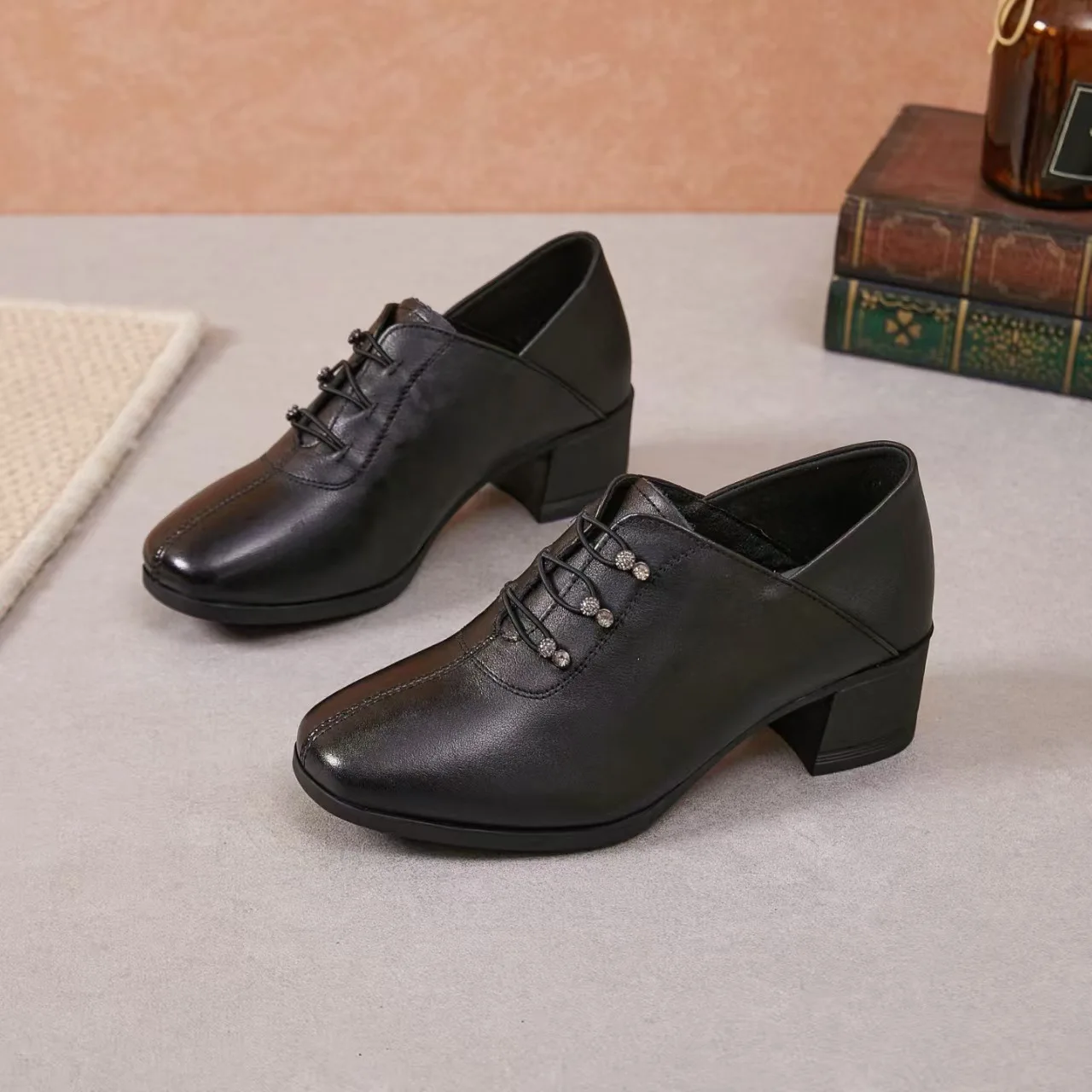 Женская обувь из коровьей кожи на среднем каблуке, весна-осень, новые дизайнерские повседневные лоферы, женские черные модные женские туфли на высоком каблуке для поездок на работу 
Женская обувь из коровьей кожи на среднем каблуке, весна-осень, новые дизайнерские повседневные лоферы, женские черные модные женские туфли на высоком каблуке для поездок на работу