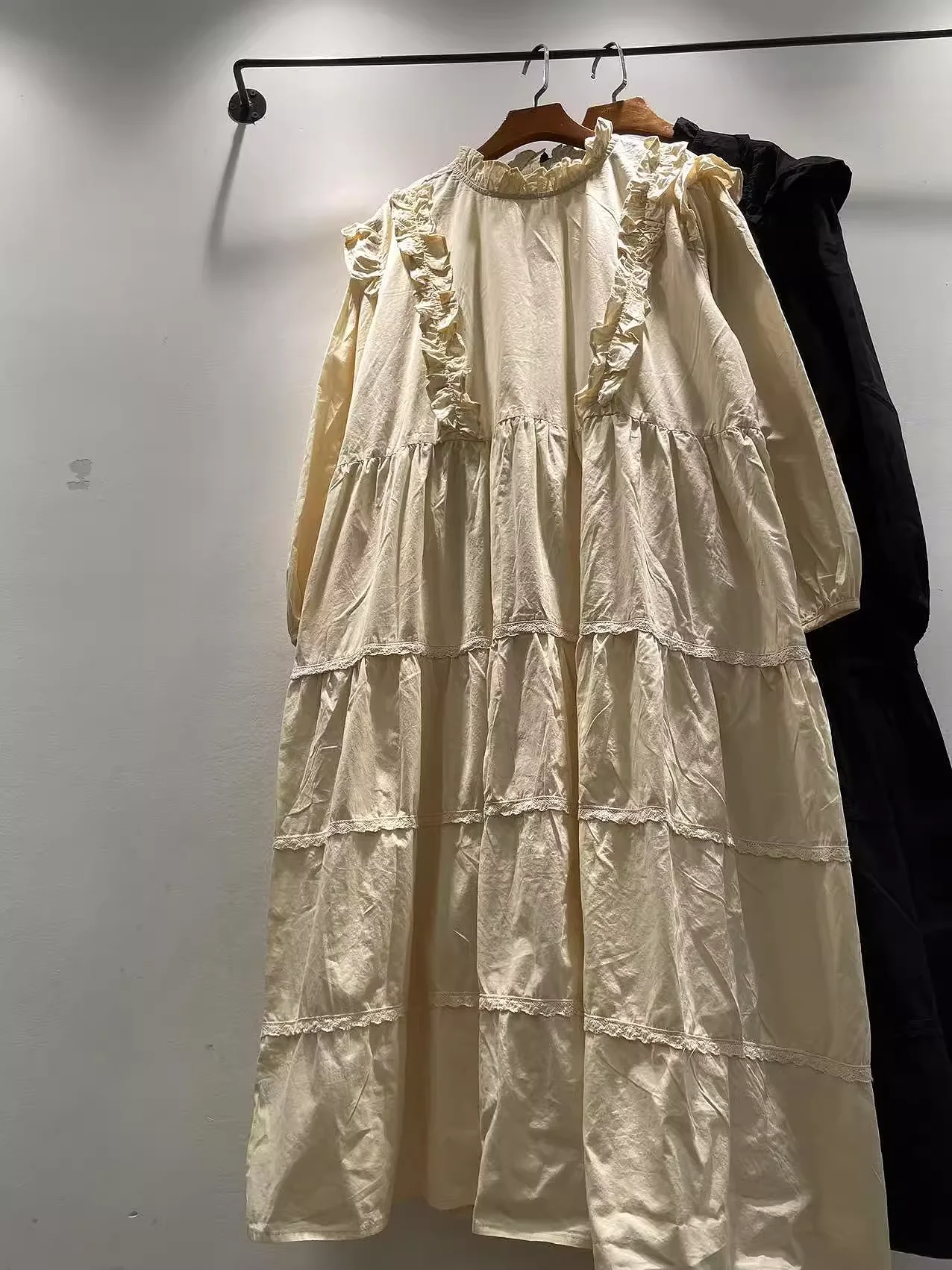 Королевский стиль с воротником-стойкой и рюшами, бежевое, черное однотонное платье макси для женщин, осень-зима, японская мода, винтажное длинное платье из чистого хлопка
Королевский стиль с воротником-стойкой и рюшами, бежевое, черное однотонное платье макси для женщин, осень-зима, японская мода, винтажное длинное платье из чистого хлопка