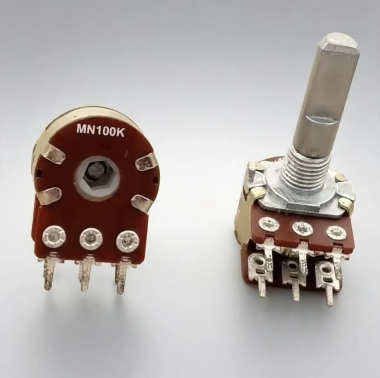 The 16-Type Double Balance Potentiometer MN100K Produced in Taiwan Has a Middle Point and a Handle Length of 25MMF
The 16-Type Double Balance Potentiometer MN100K Produced in Taiwan Has a Middle Point and a Handle Length of 25MMF