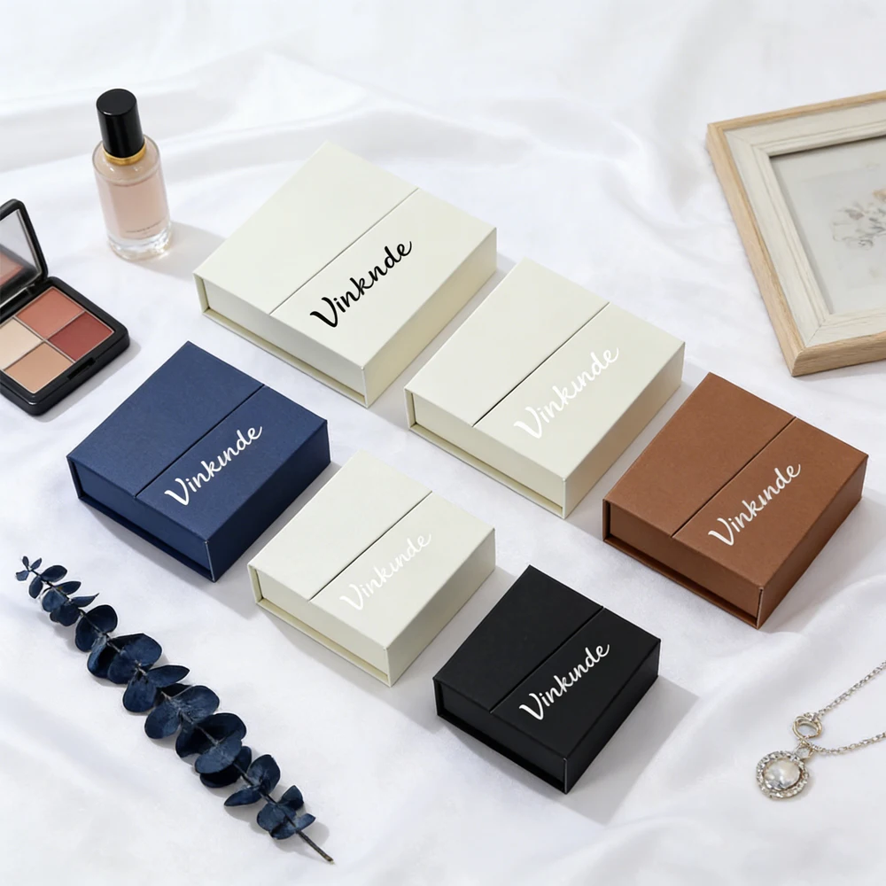 Магнитные коробки для украшений бежевого цвета с индивидуальным логотипом, черной губчатой вставкой, для колец, подвесок, браслетов, упаковка для сережек, колье и браслетов-цепочек.
Магнитные коробки для украшений бежевого цвета с индивидуальным логотипом, черной губчатой вставкой, для колец, подвесок, браслетов, упаковка для сережек, колье и браслетов-цепочек.