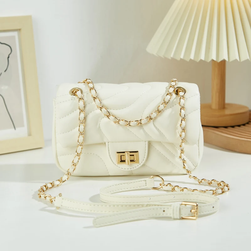New fashion summer chain bag with unique design, versatile and stylish, with a single shoulder strap and a diamond texture.
New fashion summer chain bag with unique design, versatile and stylish, with a single shoulder strap and a diamond texture.