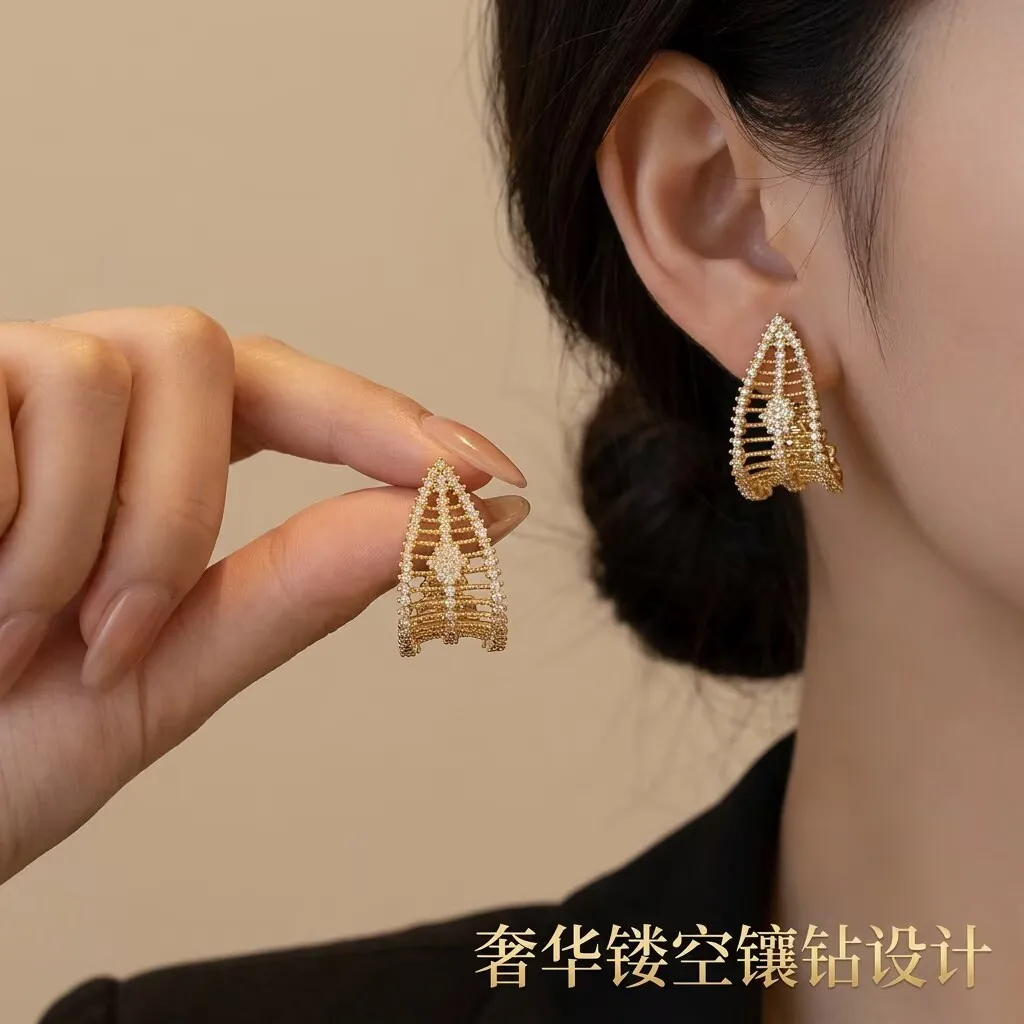 Retro Filigree Carving Craft Lace Edge Stud Earrings Sparkling Zircon Inlaid Ear Ornaments For women's earrings jewelry
Retro Filigree Carving Craft Lace Edge Stud Earrings Sparkling Zircon Inlaid Ear Ornaments For women's earrings jewelry
