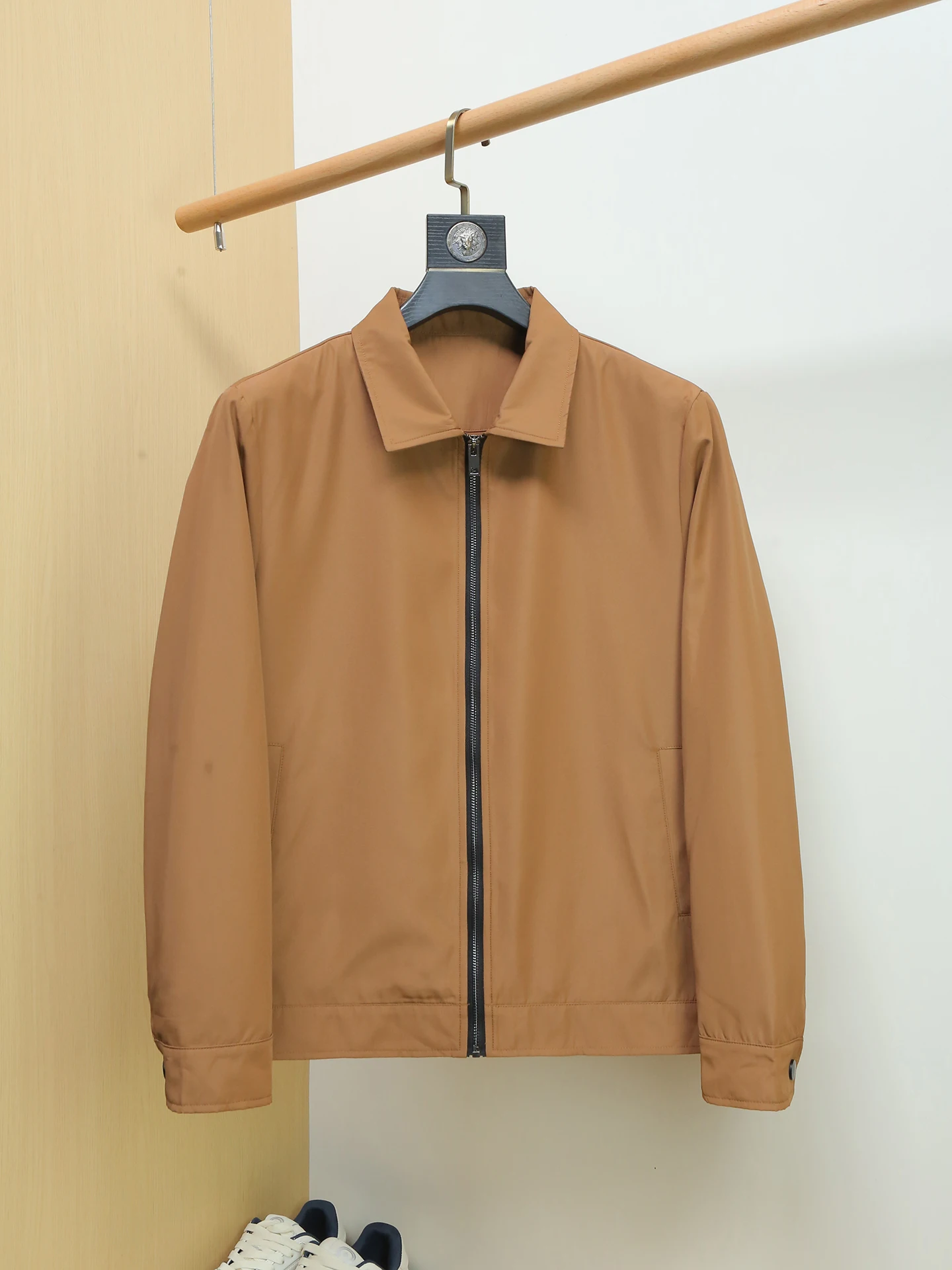 Мужская приталенная куртка-рубашка для делового повседневного стиля, тонкая, с отложным воротником, весна-осень, верхняя одежда из полиэстера
Мужская приталенная куртка-рубашка для делового повседневного стиля, тонкая, с отложным воротником, весна-осень, верхняя одежда из полиэстера