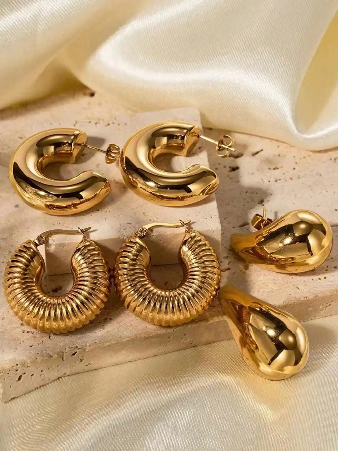 Набор из 3 пар модных серег золотистого цвета: серьги-кольца, ребристые серьги-кольца и серьги-гвоздики в форме капли для женщин
Набор из 3 пар модных серег золотистого цвета: серьги-кольца, ребристые серьги-кольца и серьги-гвоздики в форме капли для женщин