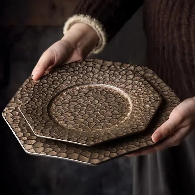 Керамическая тарелка в стиле ретро, ресторанная тарелка с узором молотка, десертная тарелка, тарелка для суши, тарелка для макарон, сервировочные тарелки, молекулярная кухня, посуда
Керамическая тарелка в стиле ретро, ресторанная тарелка с узором молотка, десертная тарелка, тарелка для суши, тарелка для макарон, сервировочные тарелки, молекулярная кухня, посуда