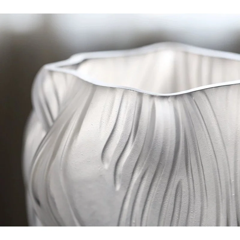 Glass vase with transparent body, suitable arrangement. Luxurious . Large flower pot . Creative simple modern design.
Glass vase with transparent body, suitable arrangement. Luxurious . Large flower pot . Creative simple modern design.