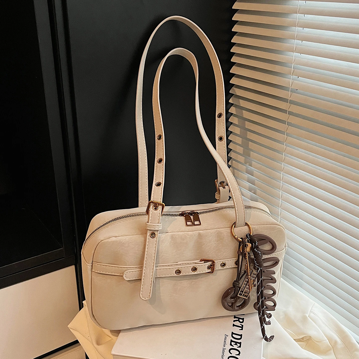 Замшевая сумка в стиле ретро, женская новая осенне-зимняя универсальная сумка для подмышек, повседневная большая вместительная сумка на одно плечо с подвеской