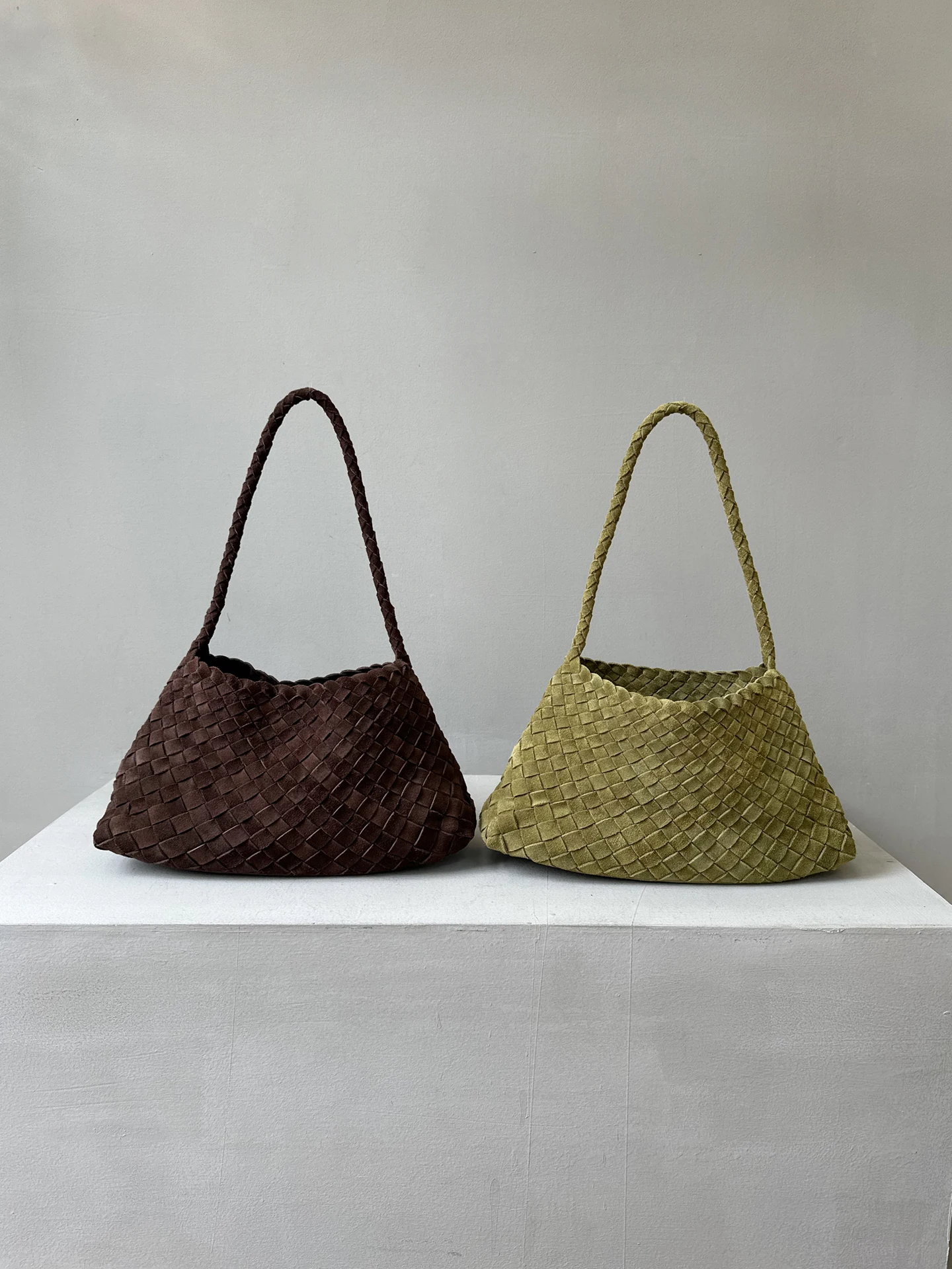 Top Layer Suede Matte Leather Woven Underarm Bag Vintage French Breadsti Bag Tote Bag oulder Crossbody Bag for Women
Top Layer Suede Matte Leather Woven Underarm Bag Vintage French Breadsti Bag Tote Bag oulder Crossbody Bag for Women