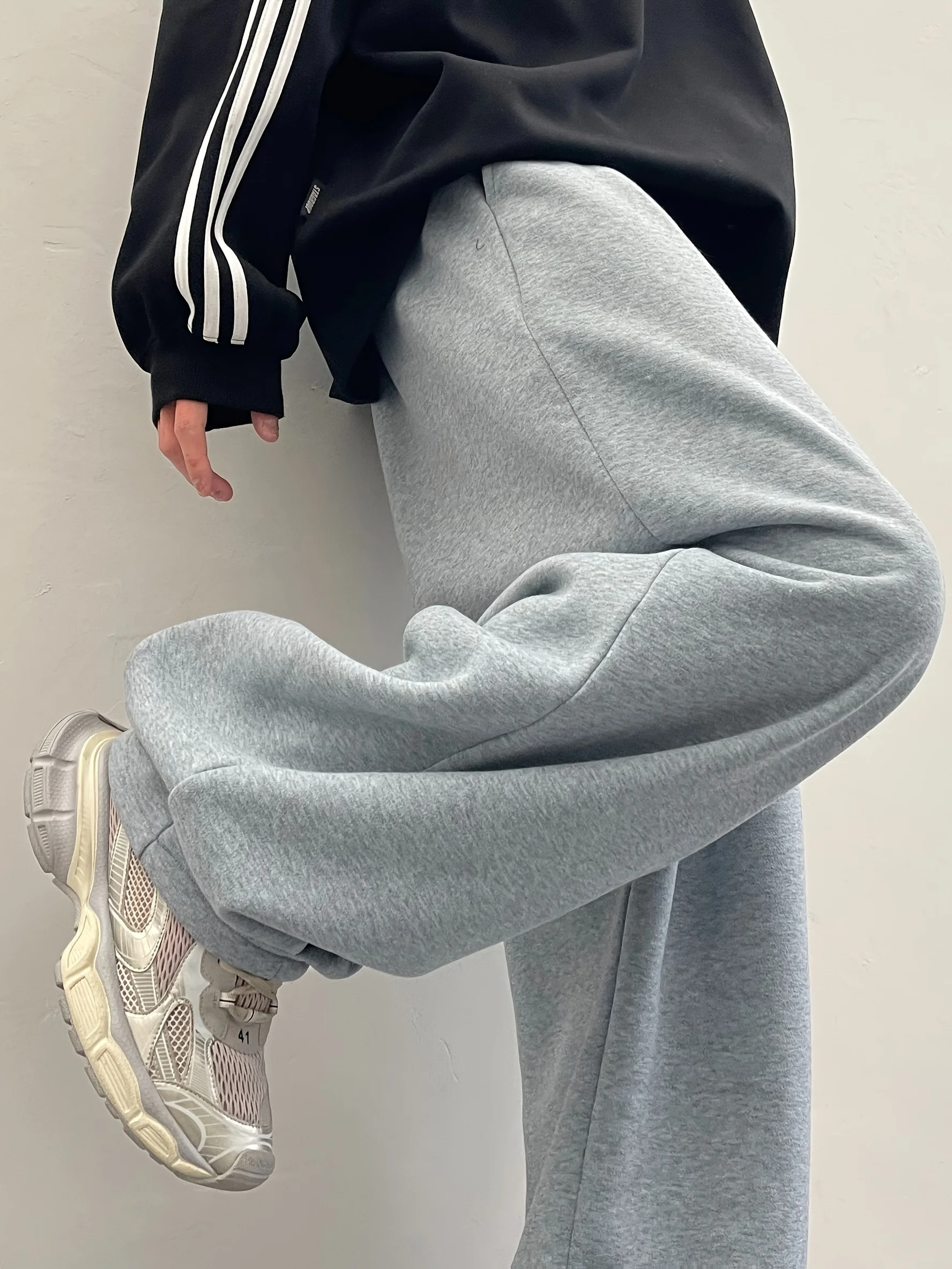 Men's ultra-loose sports trousers. Light grey, casual straight-leg design, high-quality fabric and simple style. streetwear men
Men's ultra-loose sports trousers. Light grey, casual straight-leg design, high-quality fabric and simple style. streetwear men