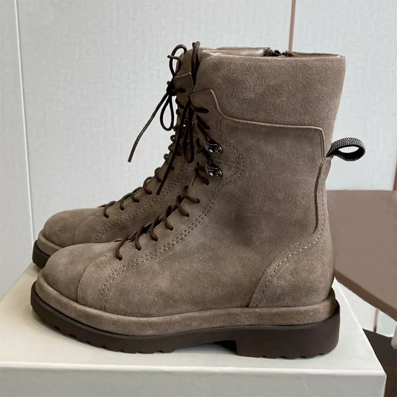 Женские мотоциклетные ботинки высокого качества, короткие ботинки на шнуровке с круглым носком, женские рыцарские ботинки из коровьей замши на толстой подошве
Женские мотоциклетные ботинки высокого качества, короткие ботинки на шнуровке с круглым носком, женские рыцарские ботинки из коровьей замши на толстой подошве