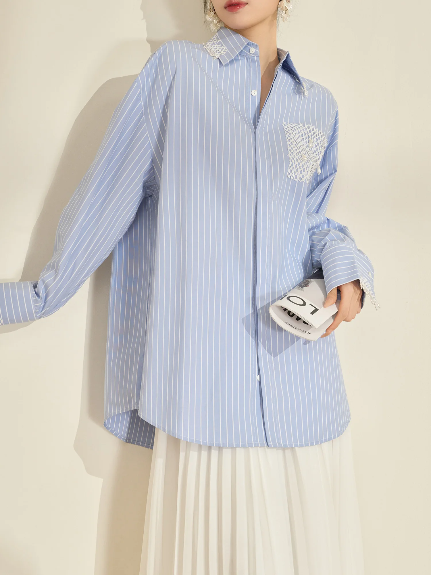 Женская свободная рубашка Flowing Era с уникальным красивым полосатым сетчатым дизайном, украшенным бисером, синяя, с длинными рукавами, на пуговицах, для повседневной носки
Женская свободная рубашка Flowing Era с уникальным красивым полосатым сетчатым дизайном, украшенным бисером, синяя, с длинными рукавами, на пуговицах, для повседневной носки