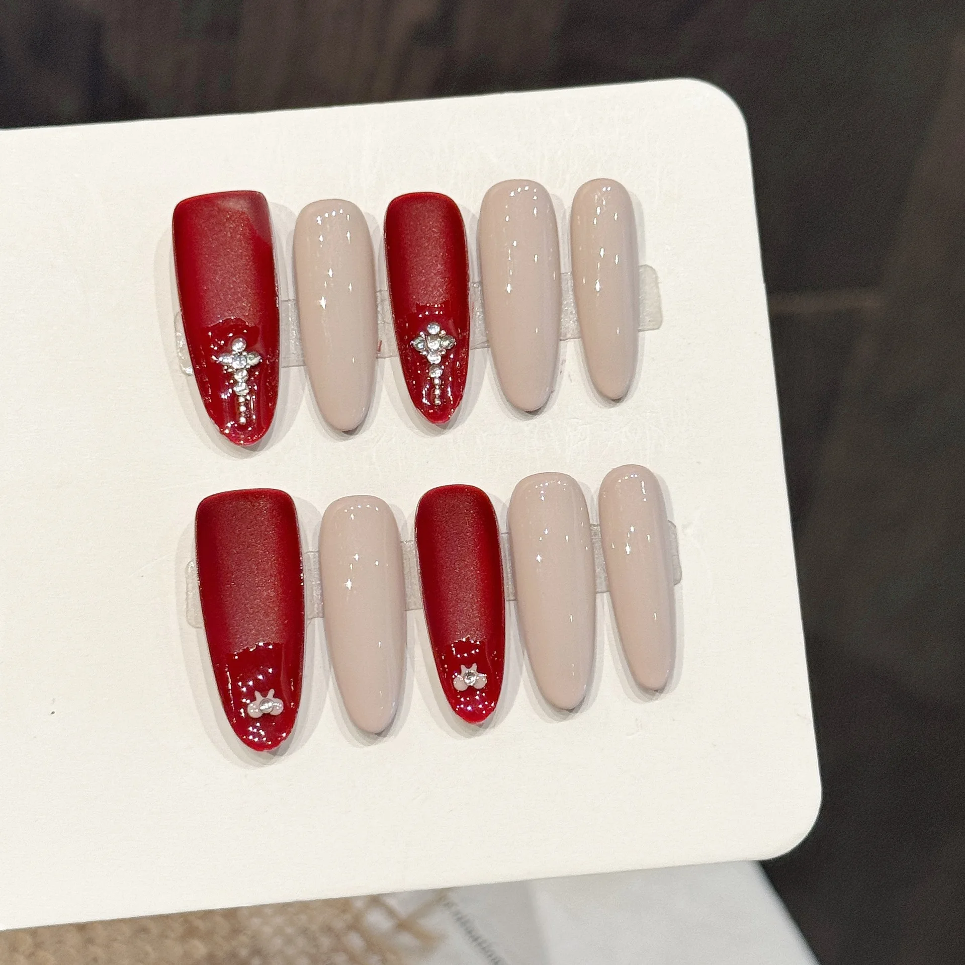 10PCS Long Oval Handmade Press On Nails,Red And Nude Contrasting Velvet Texture,Suitable For Festivals Parties And Daily Wear.
10PCS Long Oval Handmade Press On Nails,Red And Nude Contrasting Velvet Texture,Suitable For Festivals Parties And Daily Wear.