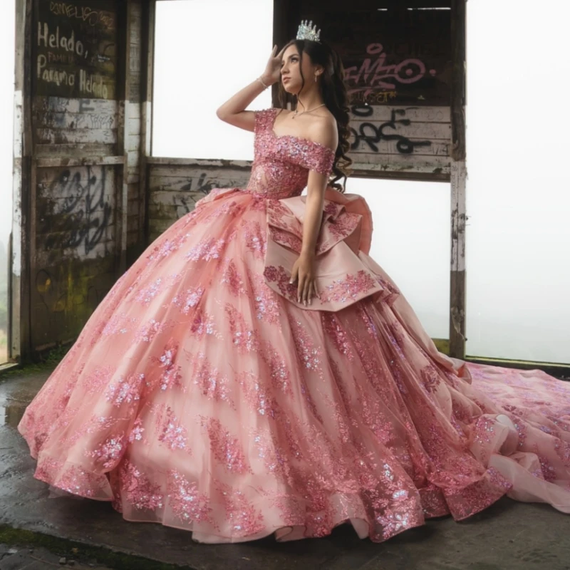 Розовые платья Quinceanera, бальное платье с открытыми плечами, аппликация, кружево, бисер, бант, тюль, милое платье 16, Vestidos 15 De Anos
Розовые платья Quinceanera, бальное платье с открытыми плечами, аппликация, кружево, бисер, бант, тюль, милое платье 16, Vestidos 15 De Anos