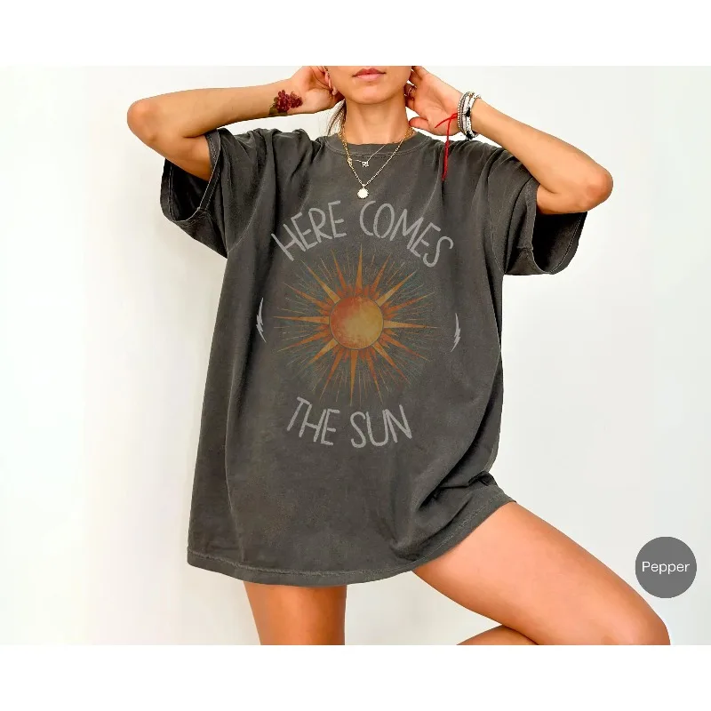 Футболка с надписью "Here Comes The Sun", женская футболка, летняя новинка, ретро, унисекс, Y2K, повседневная модная хлопковая футболка
Футболка с надписью "Here Comes The Sun", женская футболка, летняя новинка, ретро, унисекс, Y2K, повседневная модная хлопковая футболка