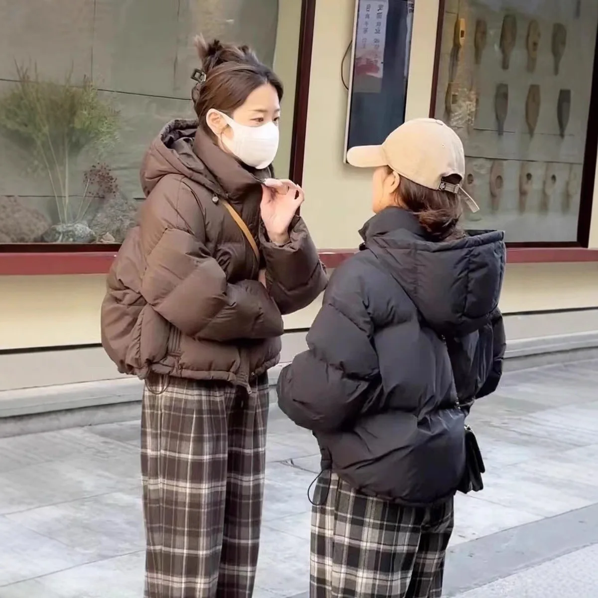 Женская укороченная куртка 2025: Новинка зимы, корейский стиль, свободный крой, утепленное хлопковое пальто для миниатюрных женщин, универсальный, со съемным капюшоном
Женская укороченная куртка 2025: Новинка зимы, корейский стиль, свободный крой, утепленное хлопковое пальто для миниатюрных женщин, универсальный, со съемным капюшоном