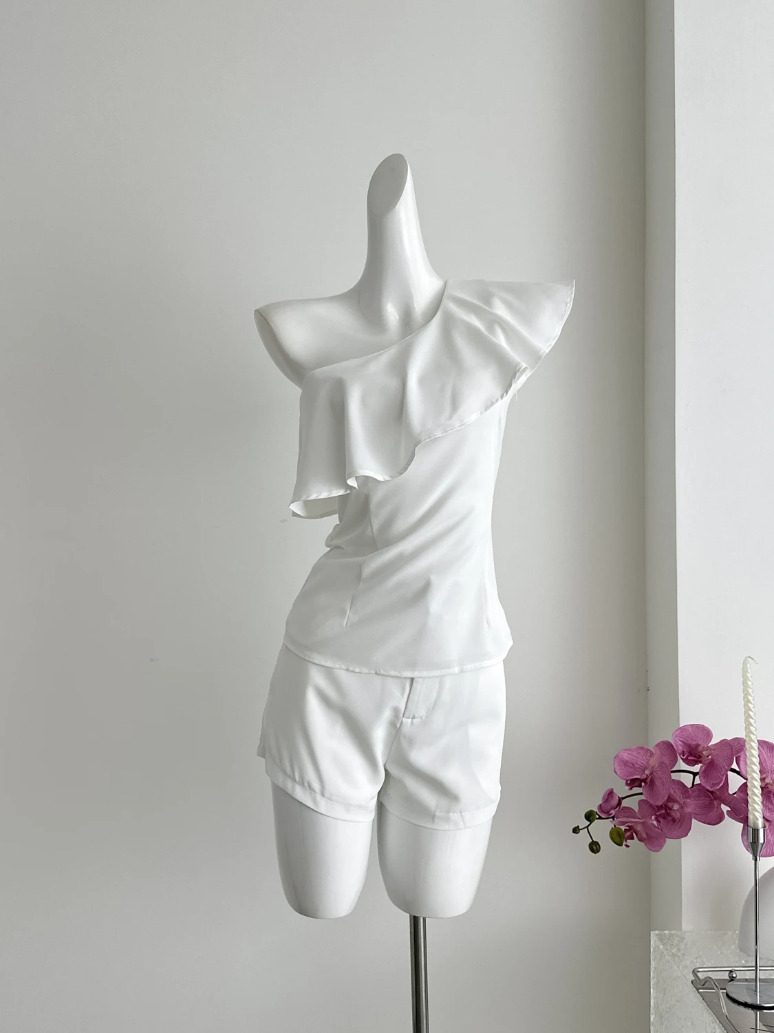 Sweet hot girl casual suit women's summer ruffled sloping shoulder top high waisted shorts two-piece set fashion female clothes
Sweet hot girl casual suit women's summer ruffled sloping shoulder top high waisted shorts two-piece set fashion female clothes