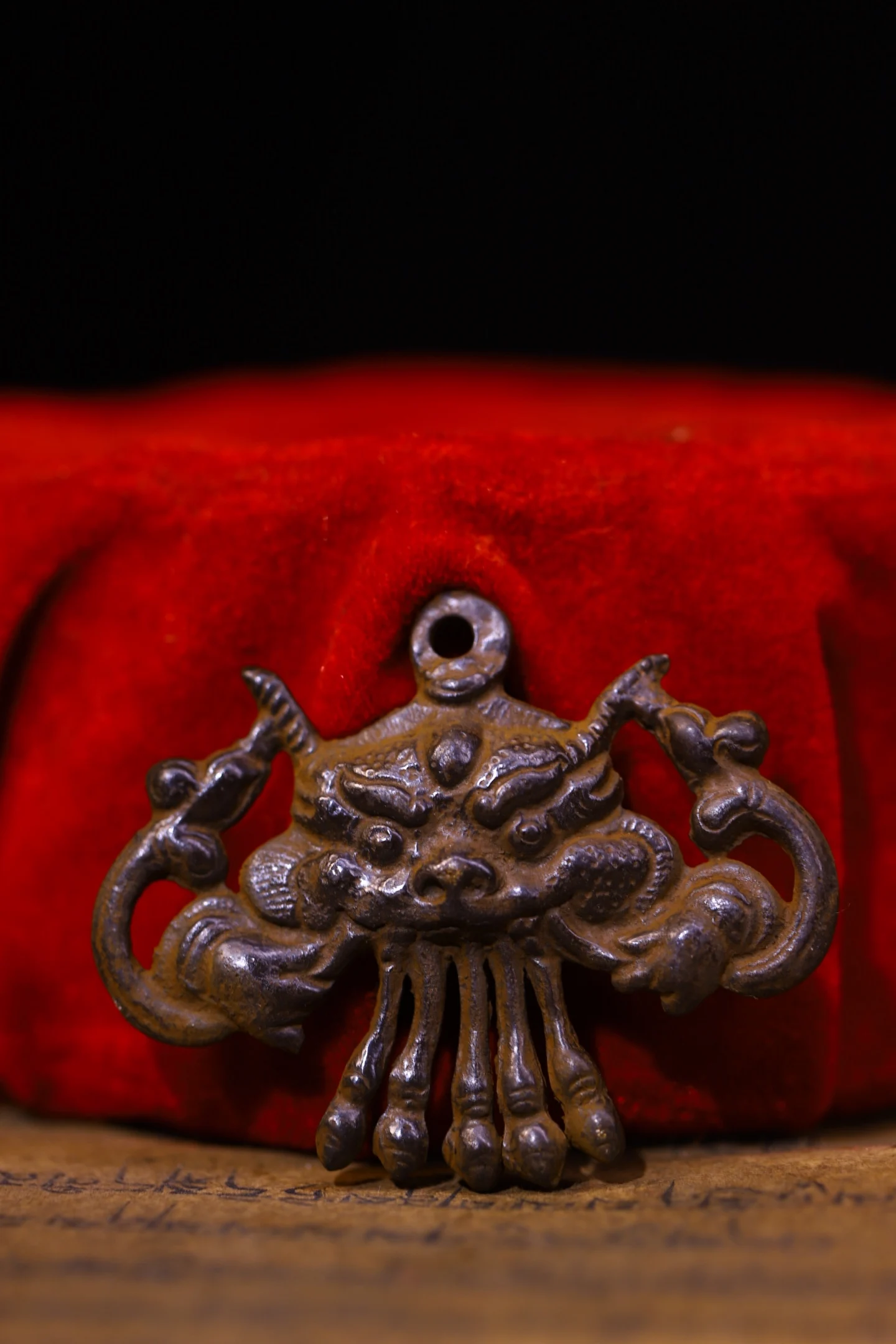 3"Tibetan Temple Collection Old Bronze Cinnabar Garuda Dhwaja Buddha Head Mask Pendant Amulet Dharam Town house Exorcism
3"Tibetan Temple Collection Old Bronze Cinnabar Garuda Dhwaja Buddha Head Mask Pendant Amulet Dharam Town house Exorcism