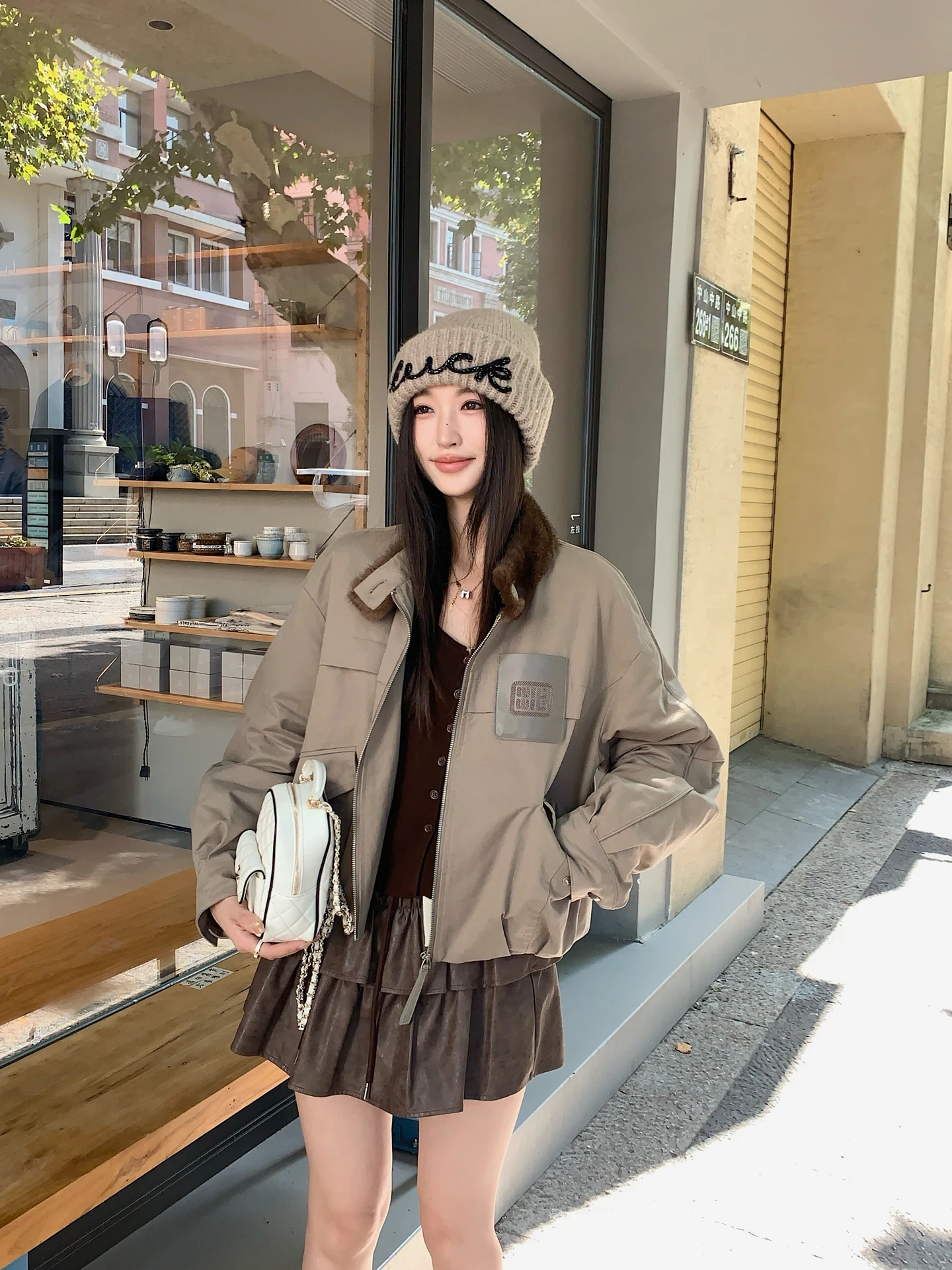 Женская пуховая парка Barnes с меховым воротником, на гусином пуху, зимняя, новая модель, для повседневной носки, на молнии, с длинными рукавами
Женская пуховая парка Barnes с меховым воротником, на гусином пуху, зимняя, новая модель, для повседневной носки, на молнии, с длинными рукавами