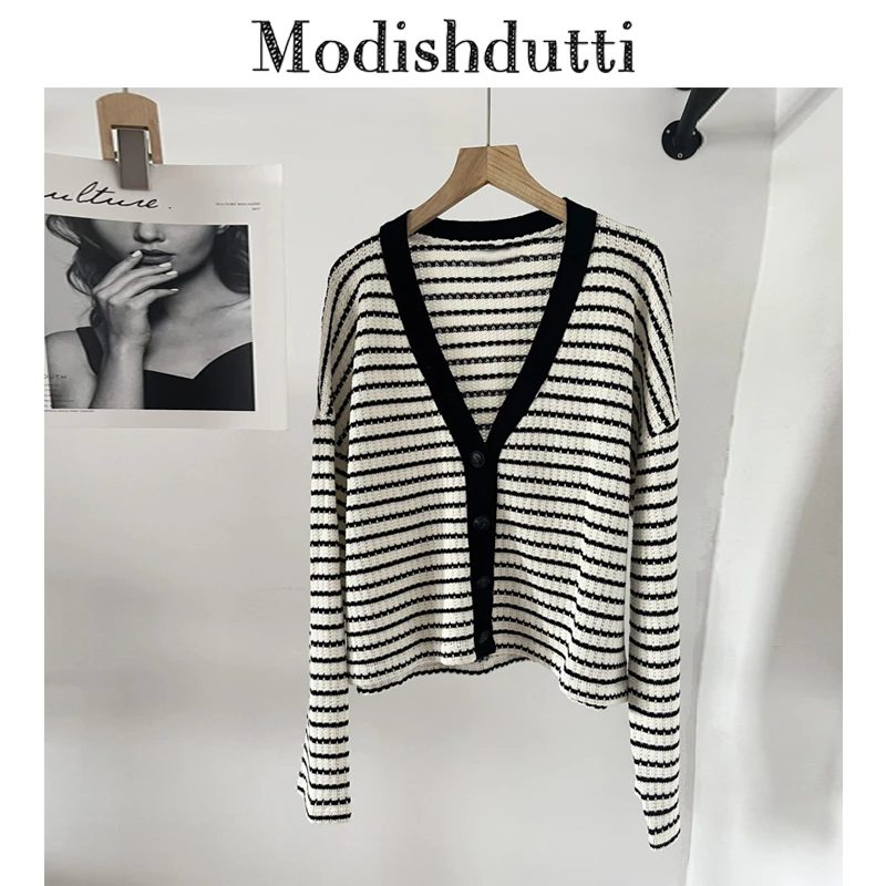 Modishdutti 2024 High Quality Women Fashion Single-Breasted V-Neck Striped Knitted Sweater Female Casual Long Sleeve Cardigan
Modishdutti 2024 High Quality Women Fashion Single-Breasted V-Neck Striped Knitted Sweater Female Casual Long Sleeve Cardigan