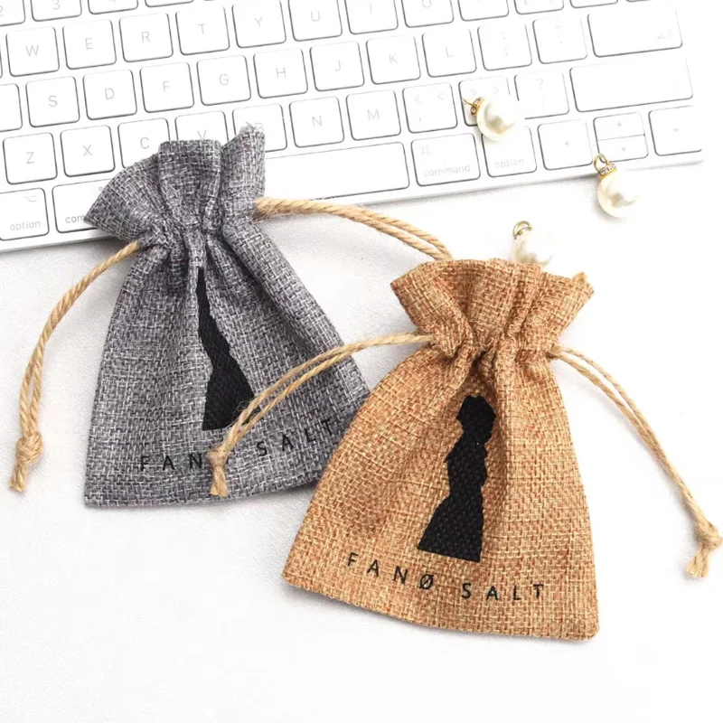 Custom Logo Printed Jute Gift Packaging Bag Natural Luxury Purse Lingerie Hair Storage Dust Sack Jewelry Drawstring Pouch
Custom Logo Printed Jute Gift Packaging Bag Natural Luxury Purse Lingerie Hair Storage Dust Sack Jewelry Drawstring Pouch