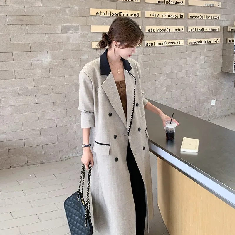 A long knee-length overcoat with two-breasted buttons in contrasting color for women
A long knee-length overcoat with two-breasted buttons in contrasting color for women