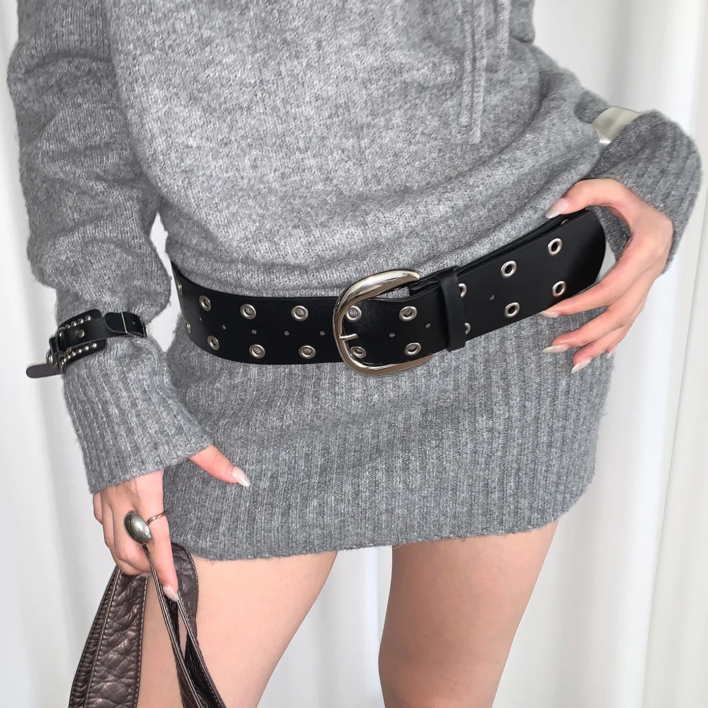 Y2K в стиле панк, двухрядное украшение с отверстиями, широкая версия ремня для женщин, нишевый и универсальный кожаный ремень
Y2K в стиле панк, двухрядное украшение с отверстиями, широкая версия ремня для женщин, нишевый и универсальный кожаный ремень