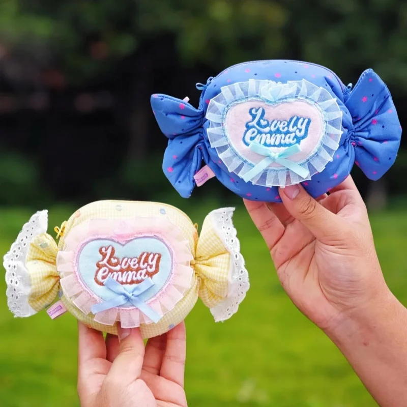 New Blind Box Genuine Lovely Emma Candy House Series Mystery Box Rubber Face Doll Cross-Body Headphone Bag Toy Surprise Gift
New Blind Box Genuine Lovely Emma Candy House Series Mystery Box Rubber Face Doll Cross-Body Headphone Bag Toy Surprise Gift